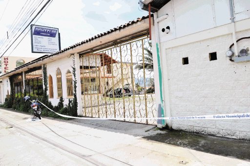  Hombre amenazó con arma de fuego. El gimnasio y un hotel contiguo fueron resguardados por policías municipales de Escazú Carlos González