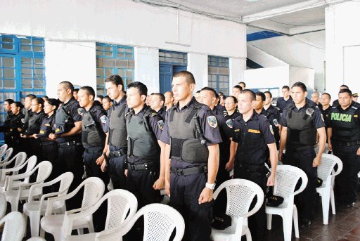  Reemplazan a polic&#x00ED;as  vinculados a delitos  30 nuevos agentes enviados a Puntarenas