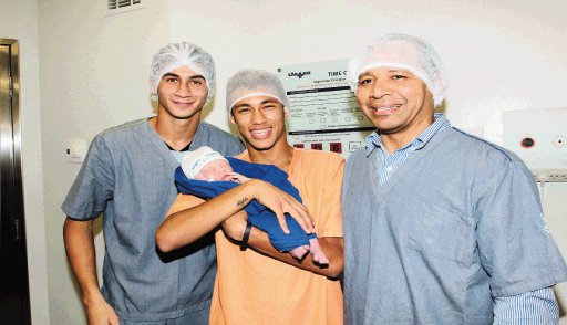  Nació hijo de Neymar. Neymar con su hijo, su compañero del club Santos, Paulo Henrique Ganso (i) y su padre Neymar da Silva. EFE.
