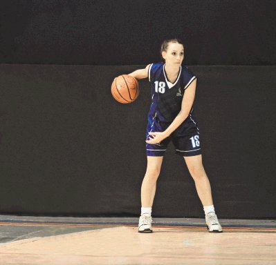 Novia de Sabor&#x00ED;o brilla con luz propia Carolina Quesada es una atleta agr&#x00F3;noma sancarle&#x00F1;a, titular en el cuadro de baloncesto de la UCR