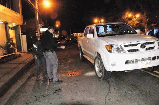 Ni&#x00F1;o muere al cruzar la calle. Las autoridades inspeccionaron la escena. F. Barrantes.