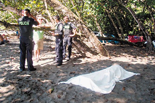  Campesino muere tras  salvar a joven  Playa Hermosa de Osa, Puntarenas