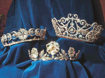 Estas son tres de las cuatro coronas que Kate tiene derecho a llevar.