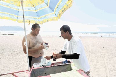 Luis Barquero, de Desamparados, se refresc&#x00F3; con un copo en playa Jac&#x00F3;. El vendedor Johnny Castillo afirm&#x00F3; que en esta &#x00E9;poca vende hasta 300 copos al d&#x00ED;a.