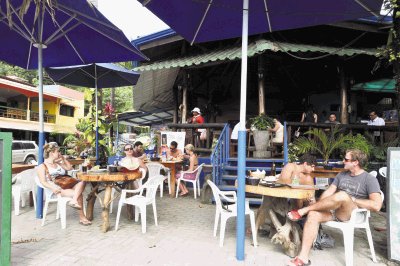 El bar y restaurante La Esquina en la playa. Jos&#x00E9; Rivera.