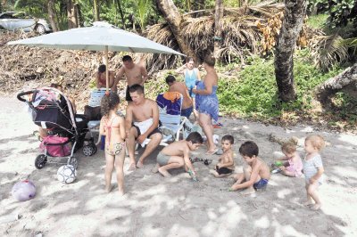 La familia Kilby V&#x00E9;lez viaj&#x00F3; desde Cartago para compartir sus vacaciones en la playa. Ellos se instalaron en Parrita y visitaron varias zonas del Pac&#x00ED;fico central.