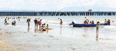 La playa de Puntarenas Centro es categor&#x00ED;a A y tiene Bandera Azul Ecol&#x00F3;gica, lo que la convierte en destino ideal. Ronny Soto.