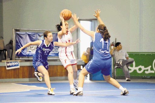  Goicoechea va por el bicampeonato. San José (azul) intentará quebrar con la hegemonía de Goicoechea en el baloncesto femenino de los Juegos. A. Otárola.
