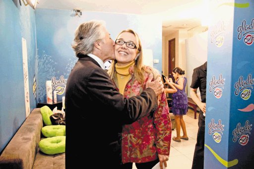 Un beso de hasta pronto. Ricardo Sáenz y Paula Picado. Foto: Marcela Bertozzi.