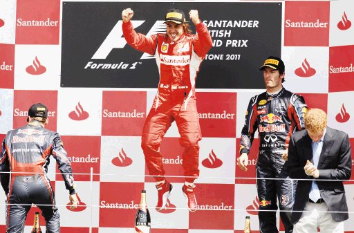  Ferrari rompió la hegemonía. Fernando Alonso no vencía desde el año pasado, ayer hasta brincó tras conseguir el triunfo en Gran Bretaña. Reuters.