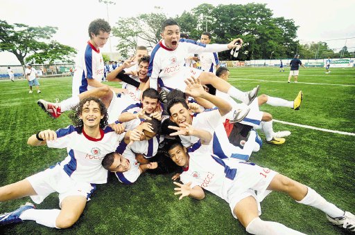  La fiesta de la Juventud Pococí es el bicampeón. Los integrantes del cuadro de Pococí, celebraron a lo grande la revalidación del cetro en el fútbol masculino. Alexander Otárola.