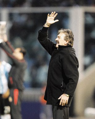  La Volpe pone en duda su continuidad. El técnico argentino no quiere que se desmantele la base de jugadores que tiene ahorita en la Tricolor.EFE.