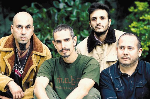 Viene lluvia de reggae en español. Los Cafres es una banda muy querida en el país, la cual tocará todos sus éxitos como “Tus ojos” y “Aire”. Internet.
