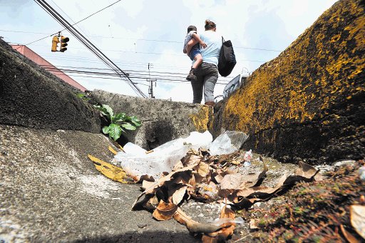  Alcantarillas colapsan por  basura y poca capacidad    En tarde de lluvia intensa, la CNE atiende unos 100 incidentes
