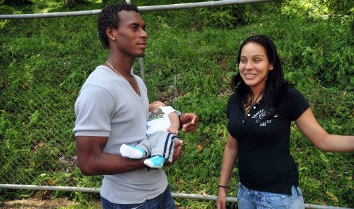 Nery Brenes al Centroamericano de Atletismo. El atleta compartió con su esposa e hijo. Foto: José Rivera.