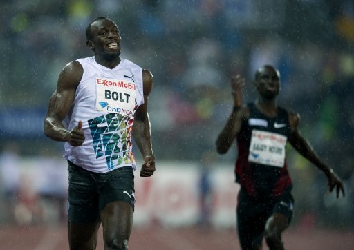 Bolt firma la mejor marca del año en los 200 metros en Oslo. El jamaiquino (izquierda) se sintió bien durante la competencia. AFP.