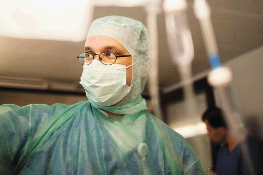  Bacteria E. coli ya suma 35 personas muertas. Médicos alemanes trabajan 18 horas contra la plaga.AFP.