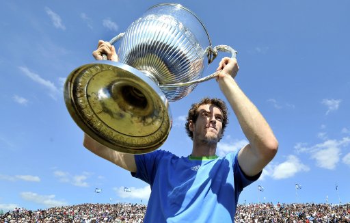El escocés Murray ganó el Torneo de Queen"s. El británico Andy Murray alza el trofeo del campeonato ATP Aegon luego de ganarle el francés Jo-Wilfried Tsonga en Londres. EFE.