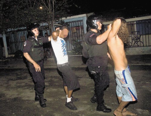  Turba apedre&#x00F3; y bale&#x00F3; a polic&#x00ED;as  Incidente en barrio Fray Casiano, Puntarenas