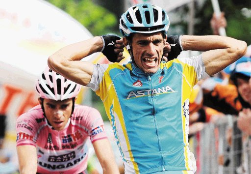  Contador se acerca al título. Alberto Contador (atrás) dejó ganar ayer a Paolo Tiralongo.EFE.