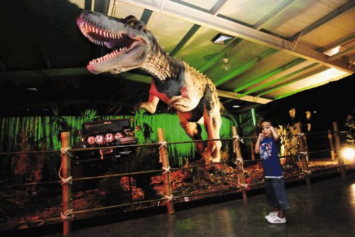  “Dinos” causaron susto y asombro. Kevin Prendas, vecino de Alajuela, no salía del asombro a los pies del T-Rex. Adriana Araya.