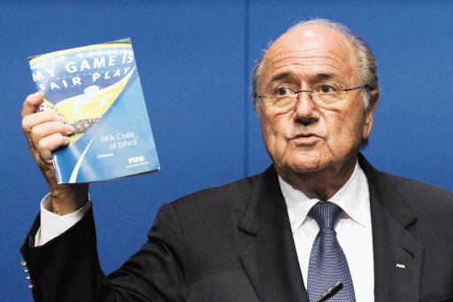  Blatter sigue en  el ojo del hurac&#x00E1;n  Esc&#x00E1;ndalo de corrupci&#x00F3;n