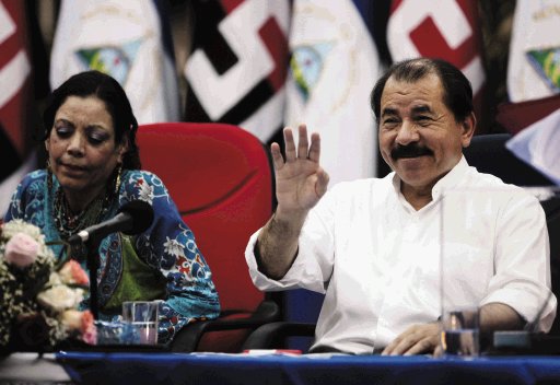  Exguerrillero se  aferra al poder  Nicarag&#x00FC;enses agobiados por la pobreza escogen entre Ortega y cuatro opositores