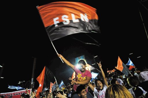  Ortega:  de nuevo  al mando  Presidente nicarag&#x00FC;ense se adue&#x00F1;&#x00F3; del 62,65 por ciento de los votos