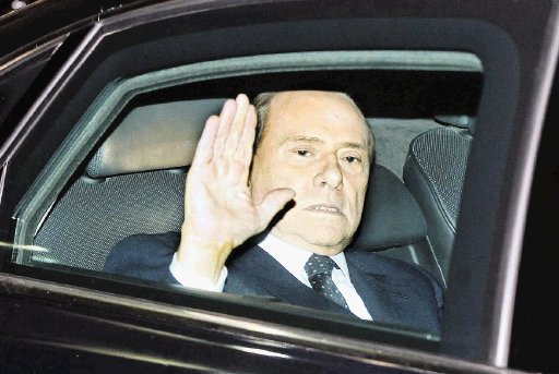 Berlusconi dimite, j&#x00FA;bilo en las  calles italianas  Se mantuvo en el poder durante 17 a&#x00F1;os