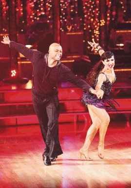  Bailar&#x00ED;n  cautiva a EE. UU.  Hispano y con rostro desfigurado llega como finalista a concurso