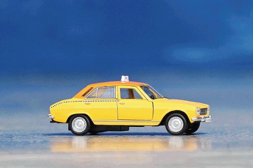  La vuelta al mundo en taxi. El Peugeot 504 recorre las calles de Amsterdam. Mayela L&#x00F3;pez.