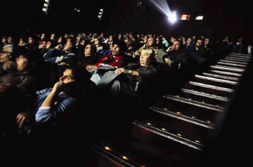  Ciegos disfrutan del  cine por primera vez  en Cuba  Pagan un peso cubano por boleto a las salas