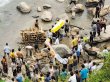 30 muertos al caer puente en la India. Labores de rescate. AFP.