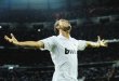  El liderato es “blanco”. Cristiano Ronaldo anotó tras un penal injusto y puso una asistencia a Benzema. El Real lidera con seis puntos en España.AFP