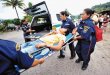  Sismo deja tres muertos. Bomberos trasladan a un joven herido ayer en Cuilapa. AFP.