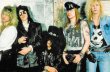  Enamorado de la música. Duff conoció a Slash y Steven Adler por medio de un anuncio: “Se busca bajista que le guste el estilo de Aerosmith”. Luego conoció a Axl Rose e Izzy Stradlin para formar Guns N’ Roses.