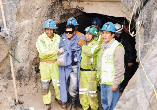  Rescatan con éxito a mineros peruanos Presidente Ollanta Humala estuvo en la mina Cabeza de Negro
