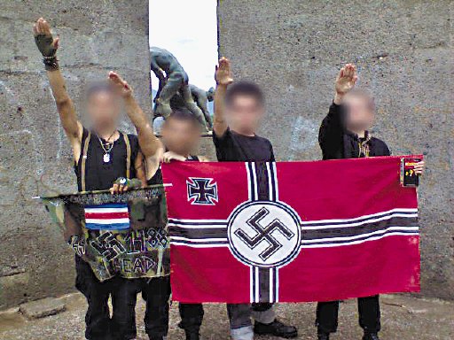  Ministerio de Seguridad indaga a policía que exhibe signos nazi Joven pertenece a la delegación de San Pedro