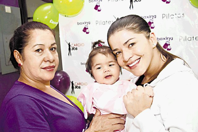 Herencia. Laura Rodríguez y con su hija Valentina y su mamá Gladys Jiménez. Cortesía Arnoldo Robert.