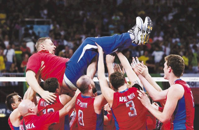  Rusia hundió a los favoritos. Los rusos festejaron junto a su entrenador Vladimir Alekno el oro en el voleibol masculino.EFE.
