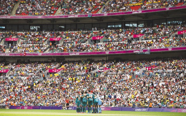 Acosado por el periodista. Más de 86 mil aficionados se hicieron presentes en el Estadio de Wembley para observar a México derrotar 2-1 a Brasil.EFE.