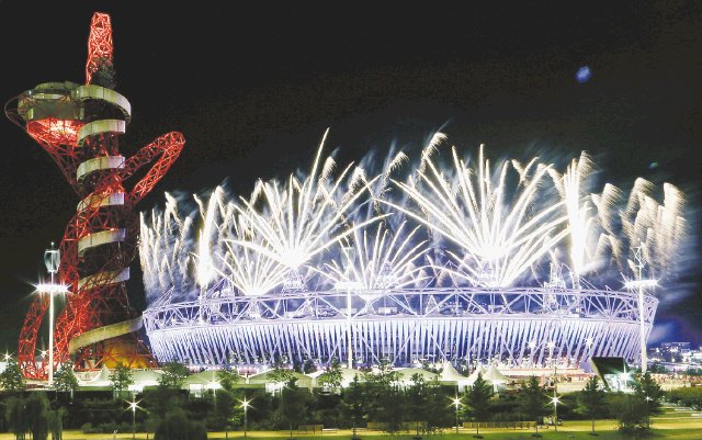 Imágenes de Londres 2012. El estadio olímpico y sus alrededores se iluminaron por última vez. AFP. 