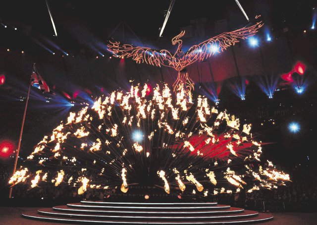 Conciertazo bajó el telón. De las cenizas resurgió el Ave Fénix para posarse sobre el fuego de la llama Olímpica, iluminando todo el recinto. EFE.