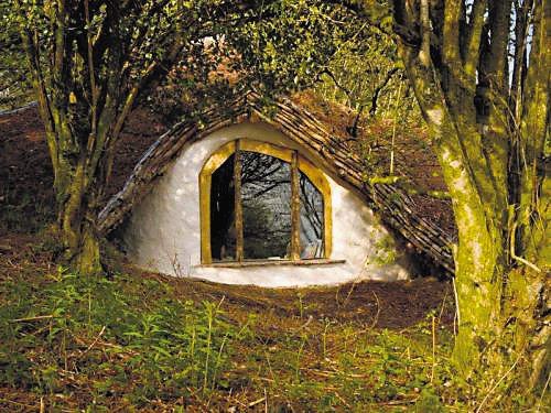  Viven como hobbits. A la casa de los Dale se le conoce como “Woodland Home” o “Hobbit House”. Web.