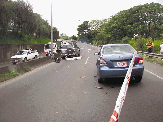  Motociclista fallece al chocar contra carro. El área fue custodiada por Fuerza Pública. Cristina Fallas.