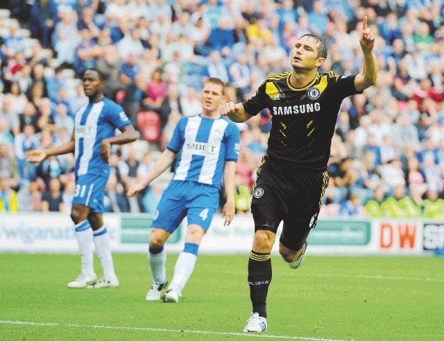 Chelsea debuta con el pie derecho. Frank Lampard (de negro) anotó en la victoria del 0 a 2 del Chelsea en su visita al Wigan. Foto: AFP.