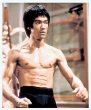 Bruce Lee. La velocidad de un golpe de Bruce a un metro de distancia era de cinco centésimas de segundo, se dice que podía atrapar con palitos chinos granos de arroz arrojados al aire.