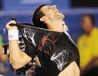  Partidazo de casi seis horas. El tenista serbió venció a Rafael Nadal en un maratónico juego que duró 5 horas y 53 minutos. Novak celebró en grande.AP