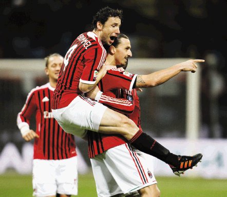  El Milan sigue de cacería Cerrada lucha entre los dos grandes