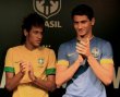 Brasil volvió a su camiseta clásica. Neymar y Ganso lucen los nuevos jerseys del pentacampeón del mundo.Foto: EFE